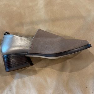 Donald J Pliner silvery tan leather and crepe elastic loafers sz 5